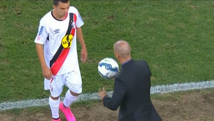 De terno, ex-técnico do Atlético-PR concorre por lance mais belo do mês