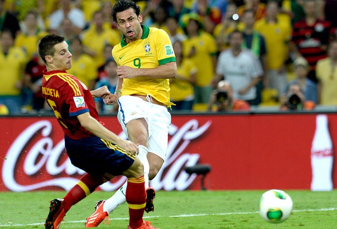 fred brasil Azpilicueta espanha copa das confederações (Foto: Agência AFP)