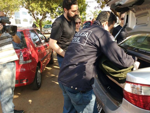 Policiais deixam a Câmara Legislativa do Distrito Federal com documentos e computadores apreendidos na manhã desta terça-feira (23)  (Foto: Alexandre Bastos/G1)