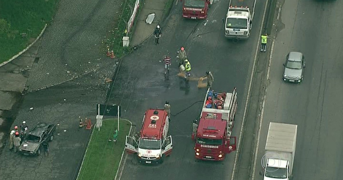 G1 Carro Capota E Deixa Morto E Feridos Na Avenida Brasil No Rio Notícias Em Trânsito Rj 