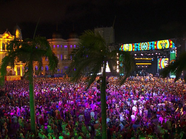 Marco Zero já está lotado para os shows da noite desta segunda-feira (Foto: Reprodução/TV Globo)