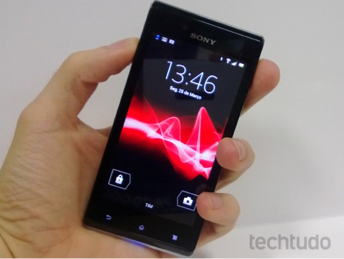 Xperia J tem design confortável, com acesso fácil a todos os botões (Foto: Elson de Souza/TechTudo) Xperia J tem design confortável, com acesso fácil a todos os botões (Foto: Elson de Souza/TechTudo)