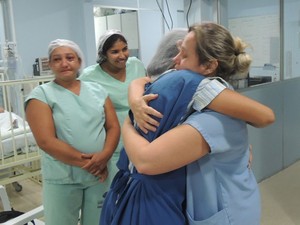 Emoção marcou despedida de Débora da UTI do Hospital Varela Santiago, em Natal (Foto: Felipe Gibson/G1)