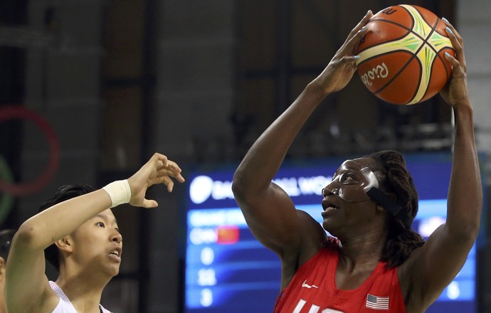 Seleção americana de basquete feminino contra a China (Foto: REUTERS/Shannon Stapleton)