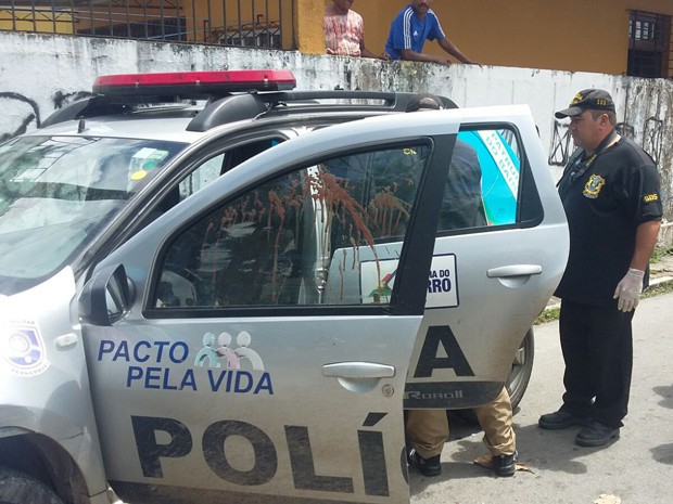 Carro no qual cabo da Polícia Militar foi alvejado passou por perícia neste domingo (Foto: Danielle Fonseca / TV Globo)