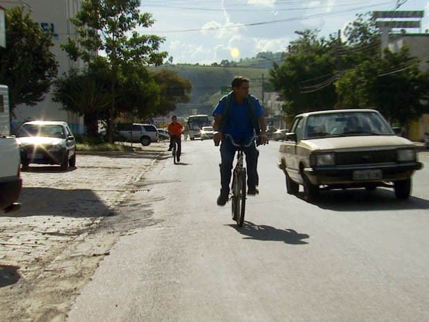 Falta de ciclovias e estacionamentos seguros é problema para ciclistas de Itajubá (Foto: Reprodução EPTV)