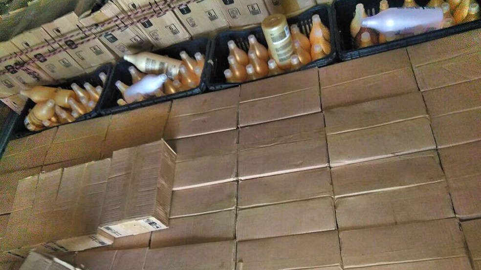 Cosméticos falsificados para cabelos foram apreendidos em Franca, SP (Foto: Reprodução/EPTV)