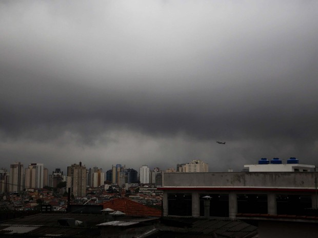 Vista de nuvens carregadas, na região do Jabaquara, em São Paulo (SP), nesta quinta-feira (05) (Foto: Tiago Chiaravalloti/Futura Press/Estadão Conteúdo)