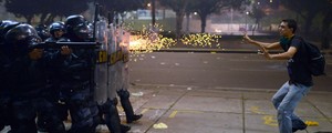 Rio: 62 se ferem em confronto (Christophe Simon/AFP)
