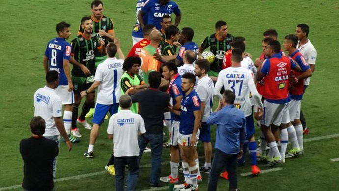 Clima ficou tenso entre as comissões técnicas de Cruzeiro e América-MG (Foto: Rafael Araújo)