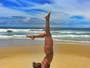 Mari Antunes mostra corpaço e equilíbrio em foto na praia