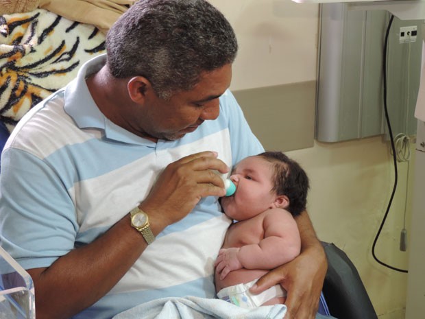 Bebê nasce com 7,650kg, no Sertão de Pernambuco. (Foto: Luiza Mendonça / G1)