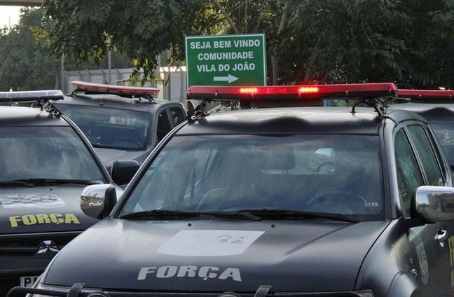 A cruel ironia de uma placa estúpida (Foto: José Lucena / Futura Press / Estadão Conteúdo)