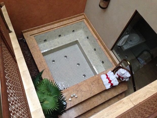 Suíte de motel conta com banheira de hidromassagem projetada por arquiteto (Foto: Gabriel Luiz/G1)