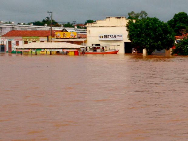 Chuva alaga ruas em Santa Maria da Vitória (Foto: Divulgação/Correios)