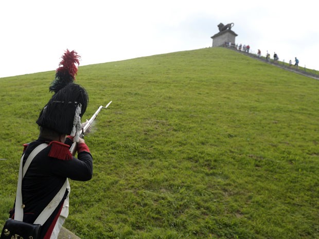 Voluntário com rifle participa da reconstituição da Batalha de Waterloo (Foto: Laurent Dubrule/Reuters)