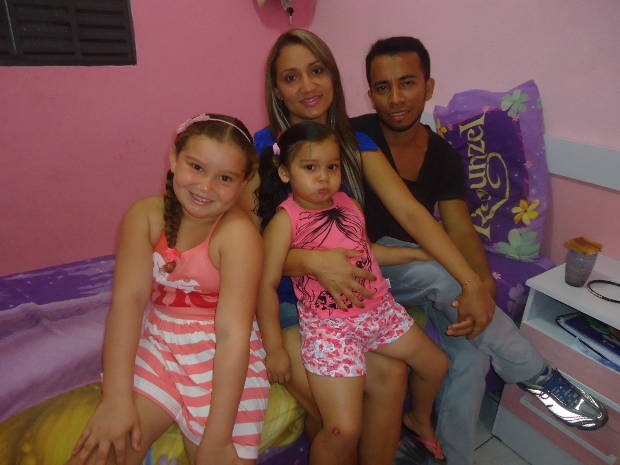 Jessé Soares, a esposa e as filhas Ewelyn e Ana Clara (Foto: Luana Laboissiere/ G1)