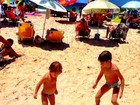 Filhos de Danielle Winits se divertem jogando bola na praia