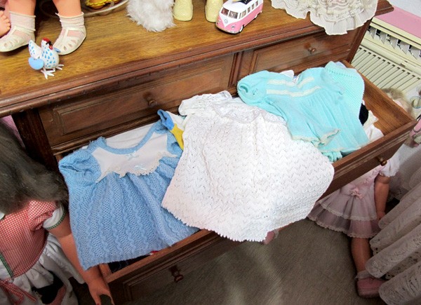 Quarto ainda possui gavetas com roupas para as bonecas (Foto: Mariane Rossi/G1)