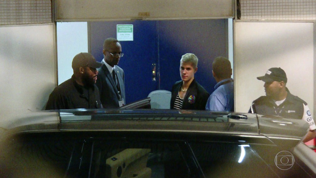 Justin Bieber chegou ao Rio na madrugada desta quarta-feira (29) e saiu do aeroporto em um carro (Foto: Reprodução/ TV Globo)