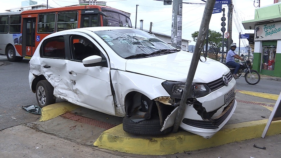 Carro com casal foi atingido por outro conduzido por homem com sinais de embriaguez, em BH (Foto: Reprodução/TV Globo)
