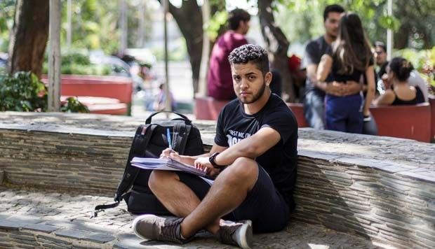 Aprovado em Engenharia Ambiental apÃ³s cursar o Transenem, Nathan antes estudava por conta prÃ³pria para evitar piadas transfÃ³bicas e machistas em sala de aula (Foto: Bruno Figueiredo/Ãrea de ServiÃ§o)