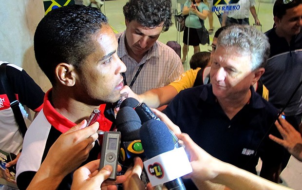 Cleber Santana no desembarque do Flamengo (Foto: Janir Júnior / Globoesporte.com)