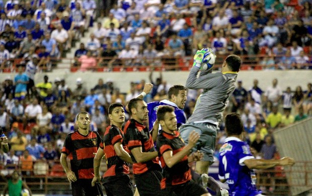 segurou (Ailton Cruz/ Gazeta de Alagoas)