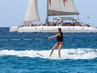 Cara Delevingne faz esqui aquático em Barbados