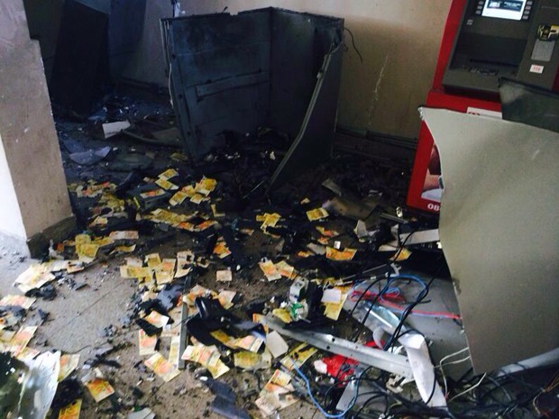 Criminosos explodem três caixas eletrônicos em Roseira, SP  (Foto: Reprodução/TV Vanguarda)