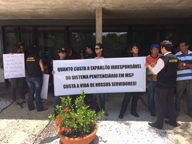 Agentes protestam na Governadoria após morte de colega em MS (Foto: Osni Miranda/ TV Morena)