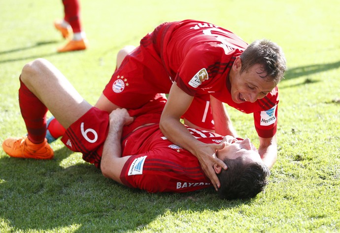 Rafinha comemora com Lewandowski Bayern de Munique (Foto:  REUTERS/Ralph Orlowski )