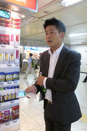 Sean Hur, diretor de operações on-line da Homeplus, conta que a inspiração da vitrine virtual veio da campanha de inauguração da Home Plus na Coreia. (Foto: Daniela Braun/G1)