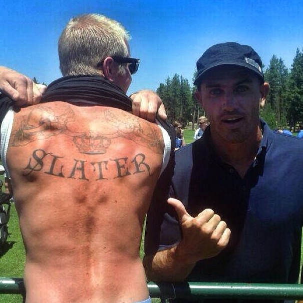 Fã de Kelly Slater tatua nome do ídolo nas costas (Foto: Reprodução/Instagram)