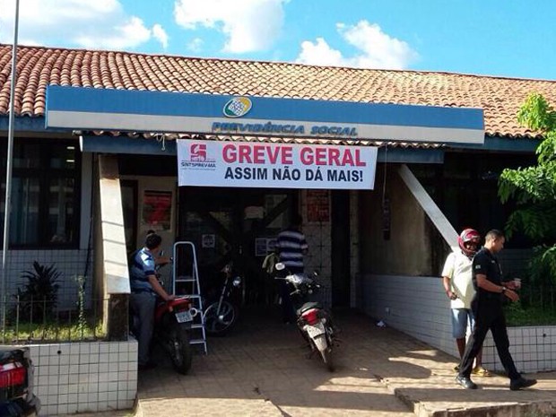 Em agências do Maranhão, servidores colocaram faixas (Foto: Divulgação / Sintsprev-MA)