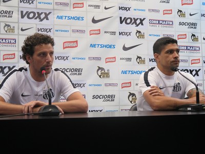 Elano e Renato dizem que elenco pediu para que clássico fosse disputado na Vila (Foto: Bruno Giufrida)