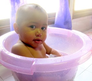 Técnica de banho terapêutico remonta ao útero da mãe (Foto: Anna Gabriela Ribeiro/G1)