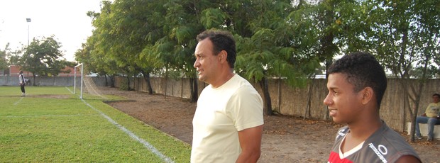 Magno Moraes, coordenador das categorias de base do Atlético-PR, e Robinho, atacante do Auto Esporte (Foto: Lucas Barros / Globoesporte.com/pb)