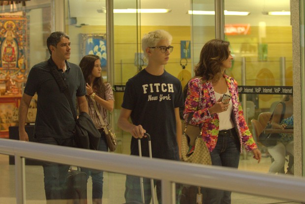 William Bonner e Fátima Bernardes com os filhos em aeroporto do Rio (Foto: Willian Oda / Foto Rio News)