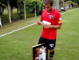 Lucas do São Paulo ganha quadro com foto do Príncipe Harry (Foto: Divulgação / Site Oficial do São Paulo)