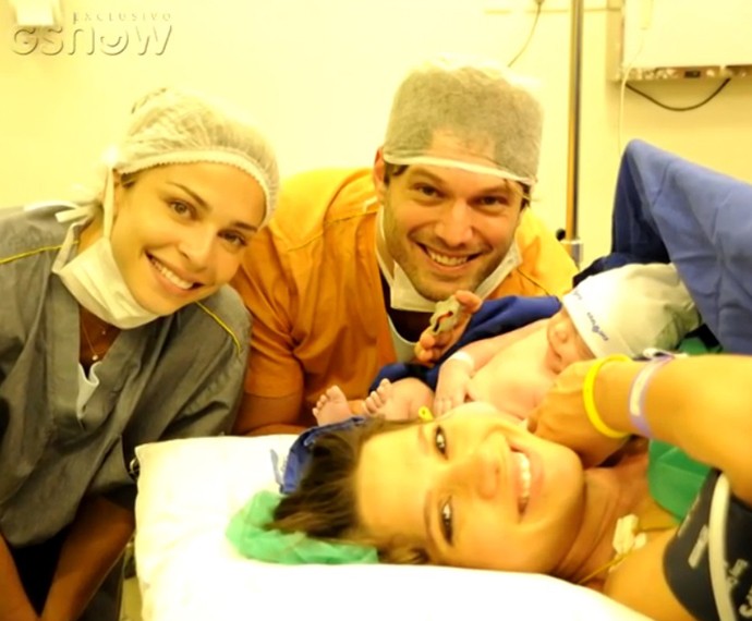 Grazi Massafera na sala de cirurgia com a amiga Raquel (Foto: Gshow)
