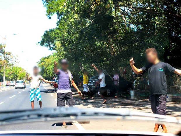 Crianças correm risco de atropelamento durante trabalho em Teresina (Foto: Gilcilene Araújo/G1)