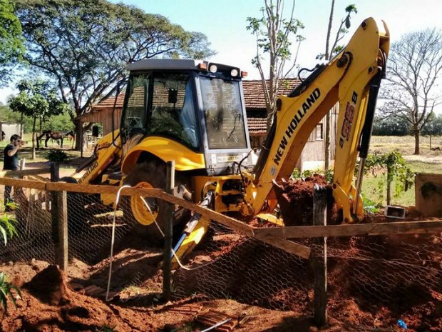 Uma retroescavadeira foi utilizada para desenterrar 176 kg de maconha (Foto: Divulgação/Polícia Civil)