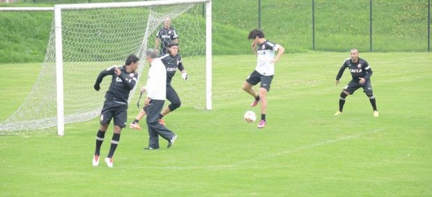 Pato treino Corinthians (Foto: Diego Ribeiro)