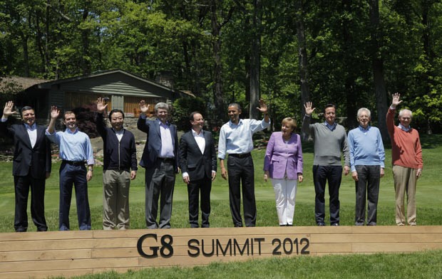 Chefes de estado do G8 posam para foto oficial de cúpula realizado em Camp David, nos EUA, neste sábado (19) (Foto: Charles Dharapak / AP)