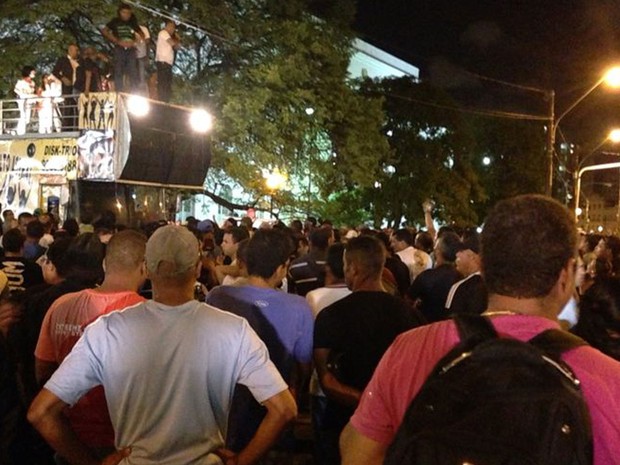 Comando de greve da PM decidiu encerrar movimento em assembleia no Centro do Recife (Foto: Débora Soares/G1)