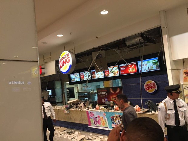 Parte do teto da loja da rede de fast food Burger King do Shopping Recife desaba e fere clientes (Foto: Liliane Gondim/WhatsApp)