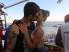 Mari Gonzalez e ex-BBB Jonas trocam beijos em cima de trio 