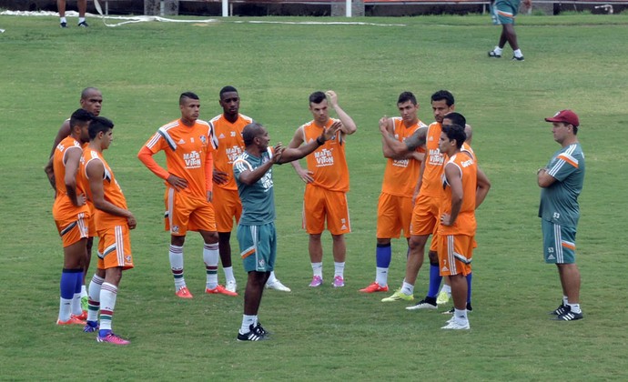 Treino Fluminense - Cristóvão conversa com o grupo (Foto: Sofia Miranda)
