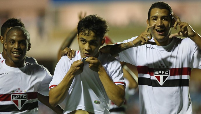 Matheus Queiroz comemora com os companheiros o gol que marcou diante do São Raimundo (Foto: Rubens Chiri / site oficial do São Paulo FC)